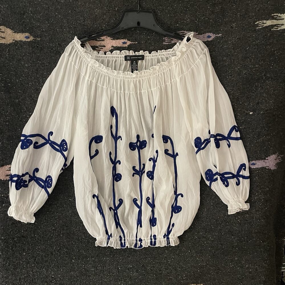 INC International peasant blouse features white fabric & navy blue floral Sz 10
